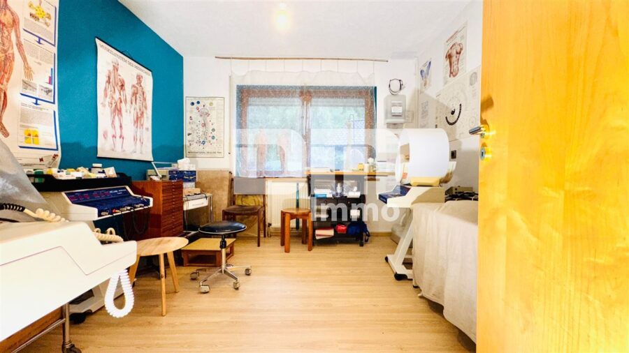 Einfamilienhaus mit Einliegerwohnung in Traumlage mit Terrasse, Naturgarten und Garage - Souterrain Schlafzimmer / Gäste / Büro